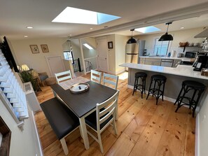House | 5 bedrooms - Prime Location Renovated House 6 bed 4 Bath (Newport)