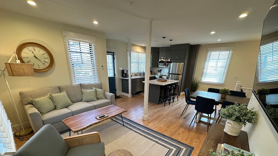 Prime Location Renovated House 6 bed 4 Bath