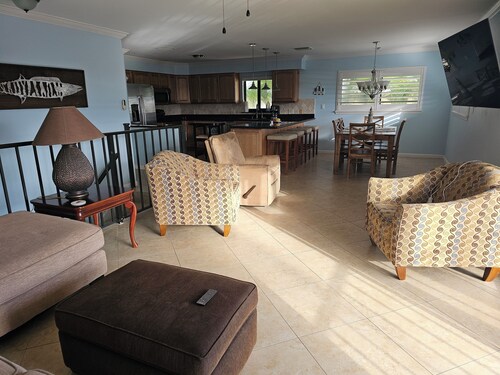 Tranquil 3-bedroom 2 bathroom house bay and ocean access with dock and boat lift