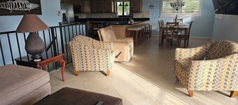 Tranquil 3-bedroom 2 bathroom house bay and ocean access with dock and boat lift