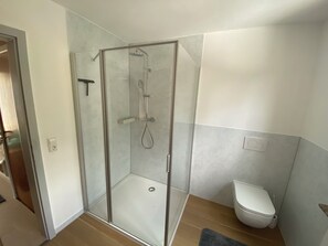 Shower, hair dryer, towels, soap - Vacation apartment on the Danube cycle path (Untermarchtal)