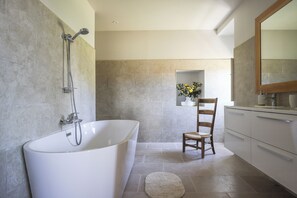 Dusche, Haartrockner, Handtücher, Toilettenpapier