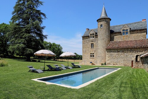 An exceptional stay in a château with swimming pool - Luxury, charm and nature