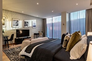 2 habitaciones, escritorio, tabla de planchar con plancha y wifi