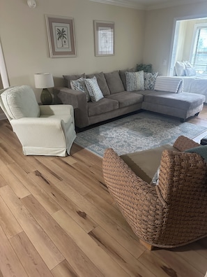 Smart TV - Sandy Toes. Cozy 2 Bedroom 2 Full bath. Sleeps 6.  30 day rental rates available (St. Simons Island)