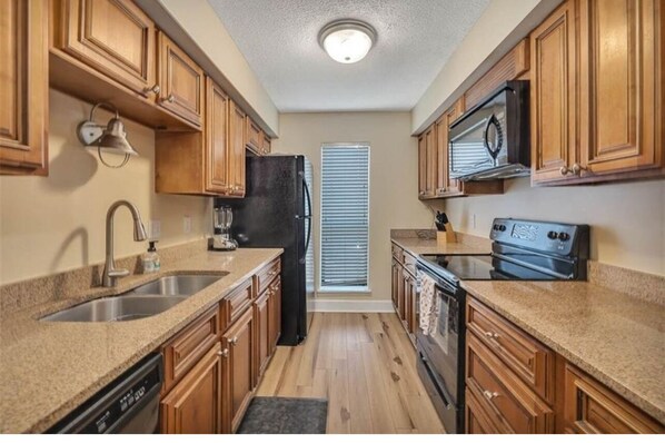 Fridge, microwave, oven, stovetop - Sandy Toes. Cozy 2 Bedroom 2 Full bath. Sleeps 6. 30 day rental rates available (St. Simons Island)