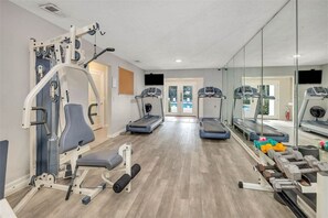 Fitness facility - Sandy Toes. Cozy 2 Bedroom 2 Full bath. Sleeps 6. 30 day rental rates available (St. Simons Island)