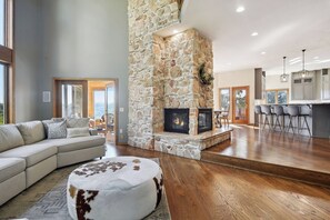 Televisión y chimenea 