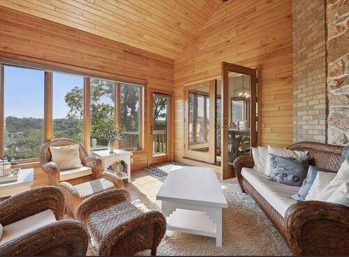 Spacious 5-bed home in convenient Eden Prairie location with incredible views!