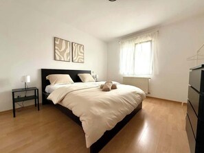 5 bedrooms, iron/ironing board, travel cot, WiFi - Lovely Zen House, Clervaux Castle at 10 min Luxembourg (Klierf)