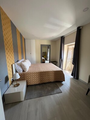 3 quartos, ferros/tábuas de passar roupa, Wi-Fi, roupa de cama