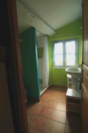 Haartrockner, Handtücher, Seife, Toilettenpapier