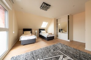 5 bedrooms, free WiFi, bed sheets