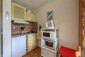 Fridge, microwave, oven, coffee/tea maker