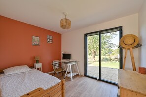 4 bedrooms, iron/ironing board, free WiFi