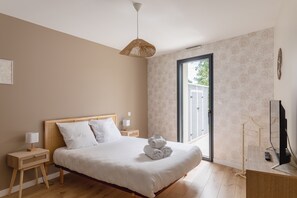 4 bedrooms, iron/ironing board, free WiFi, bed sheets