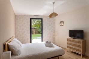 4 bedrooms, iron/ironing board, free WiFi, bed sheets