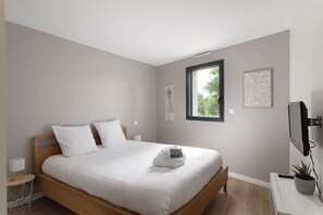 4 bedrooms, iron/ironing board, free WiFi, bed sheets