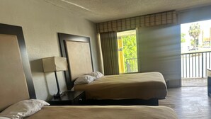 客房, 2 张双人床, 吸烟房 | 办公桌、遮光窗帘、隔音、熨斗/熨衣板