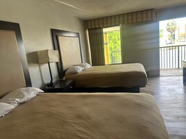 Habitación, 2 camas dobles, fumadores | Escritorio, cortinas opacas, sistema de insonorización