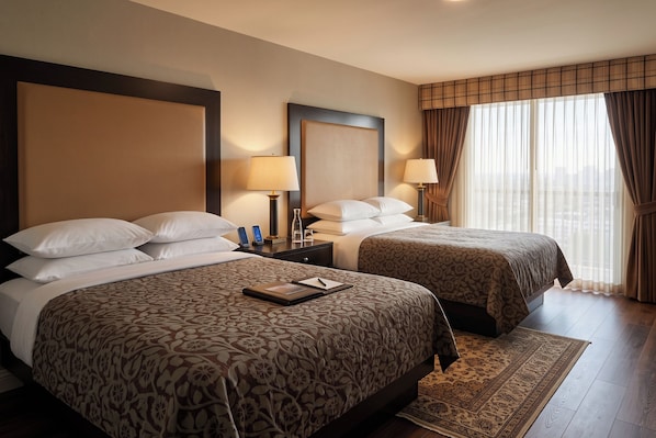 Desk, blackout drapes, soundproofing, iron/ironing board - La Casa Inn Albany Near Tifton GA I 75 (Albany)