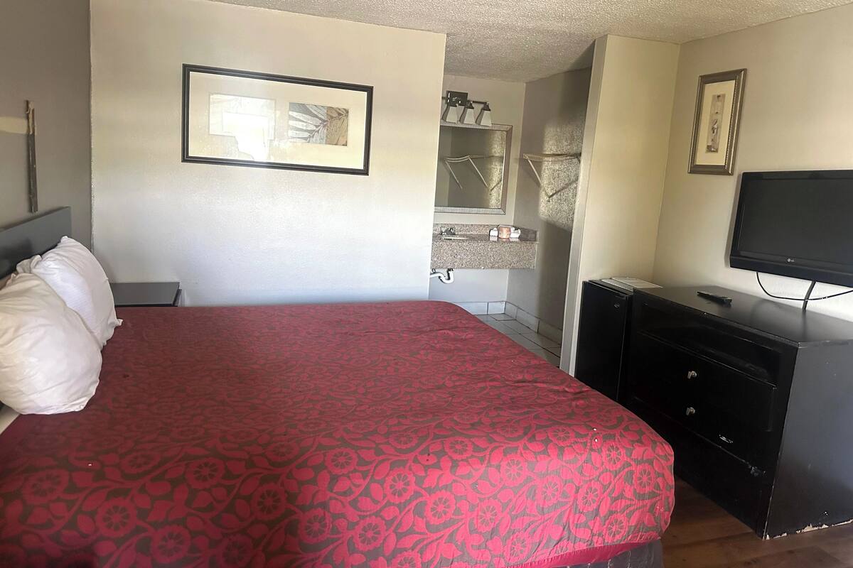 Room, 1 King Bed, Non Smoking | Living area | 50-inch flat-screen TV with cable channels