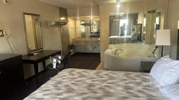 Huone, 1 suuri parisänky, tupakointi kielletty, poreamme | Työpöytä, kannettavalle tietokoneelle sopiva työtila, pimennysverhot