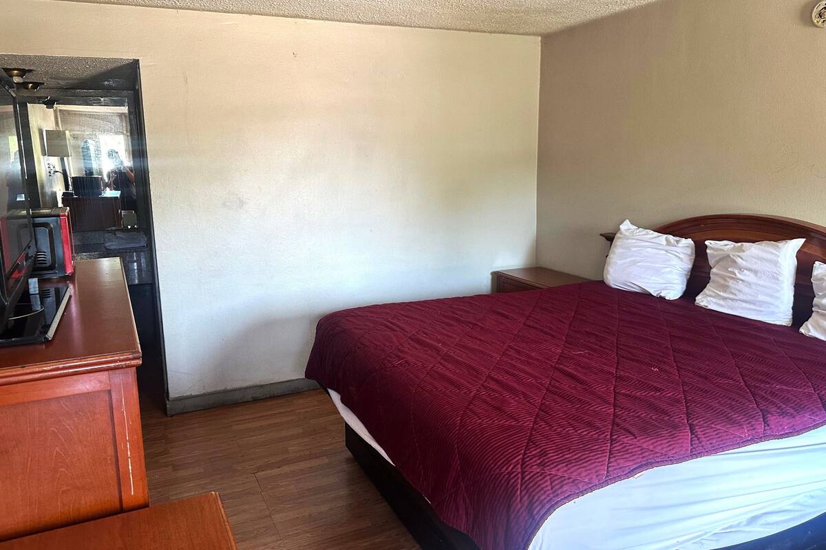 Deluxe Room, 1 King Bed, Non Smoking | Desk, blackout drapes, soundproofing, iron/ironing board