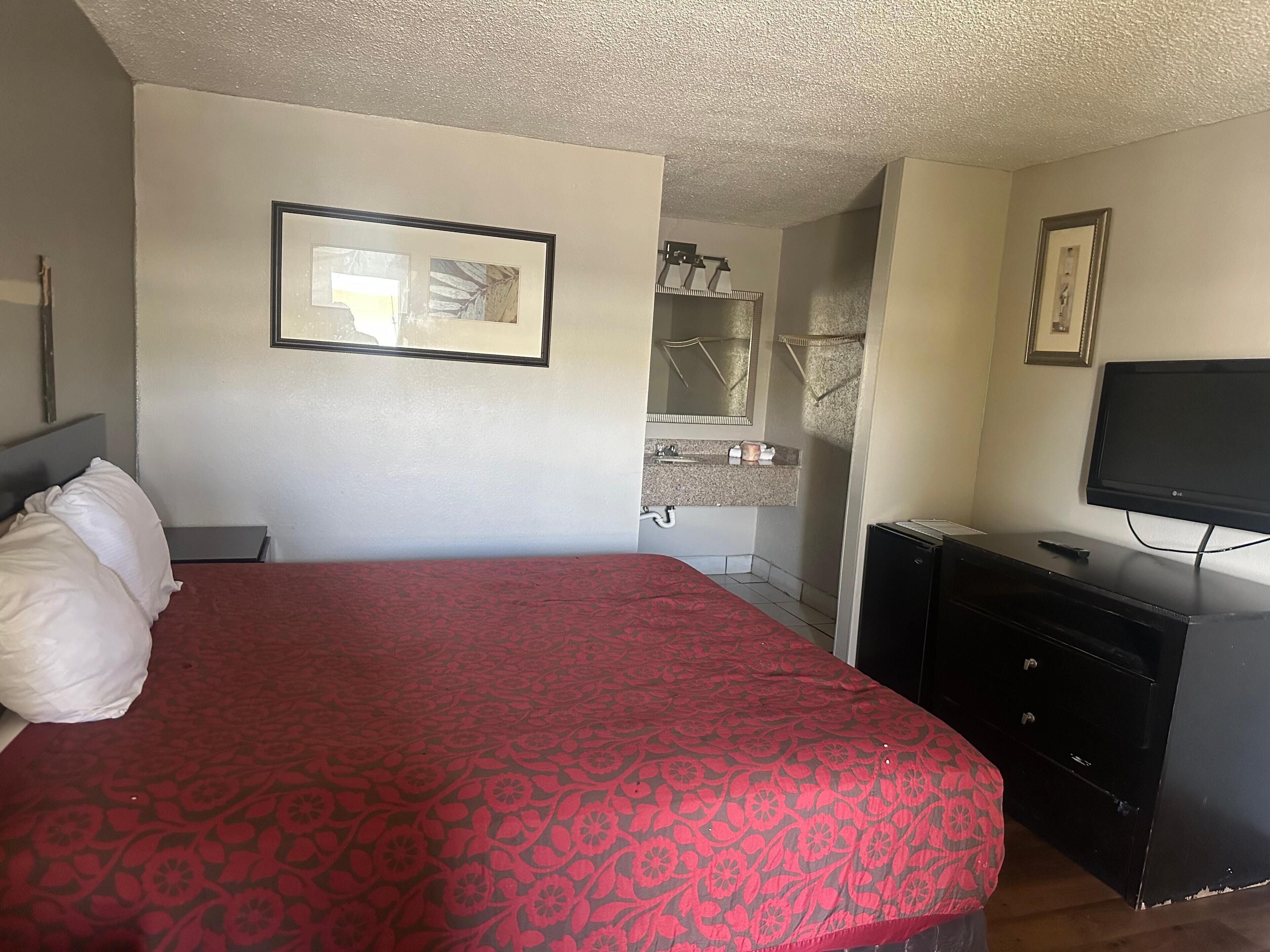 Room, 1 King Bed, Non Smoking | Desk, laptop workspace, blackout drapes, soundproofing