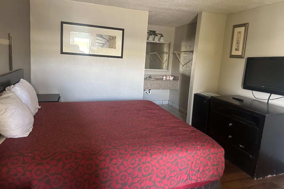 Room, 1 King Bed, Non Smoking | Desk, laptop workspace, blackout drapes, soundproofing