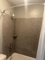 Secador de pelo, toallas, jabón, shampoo
