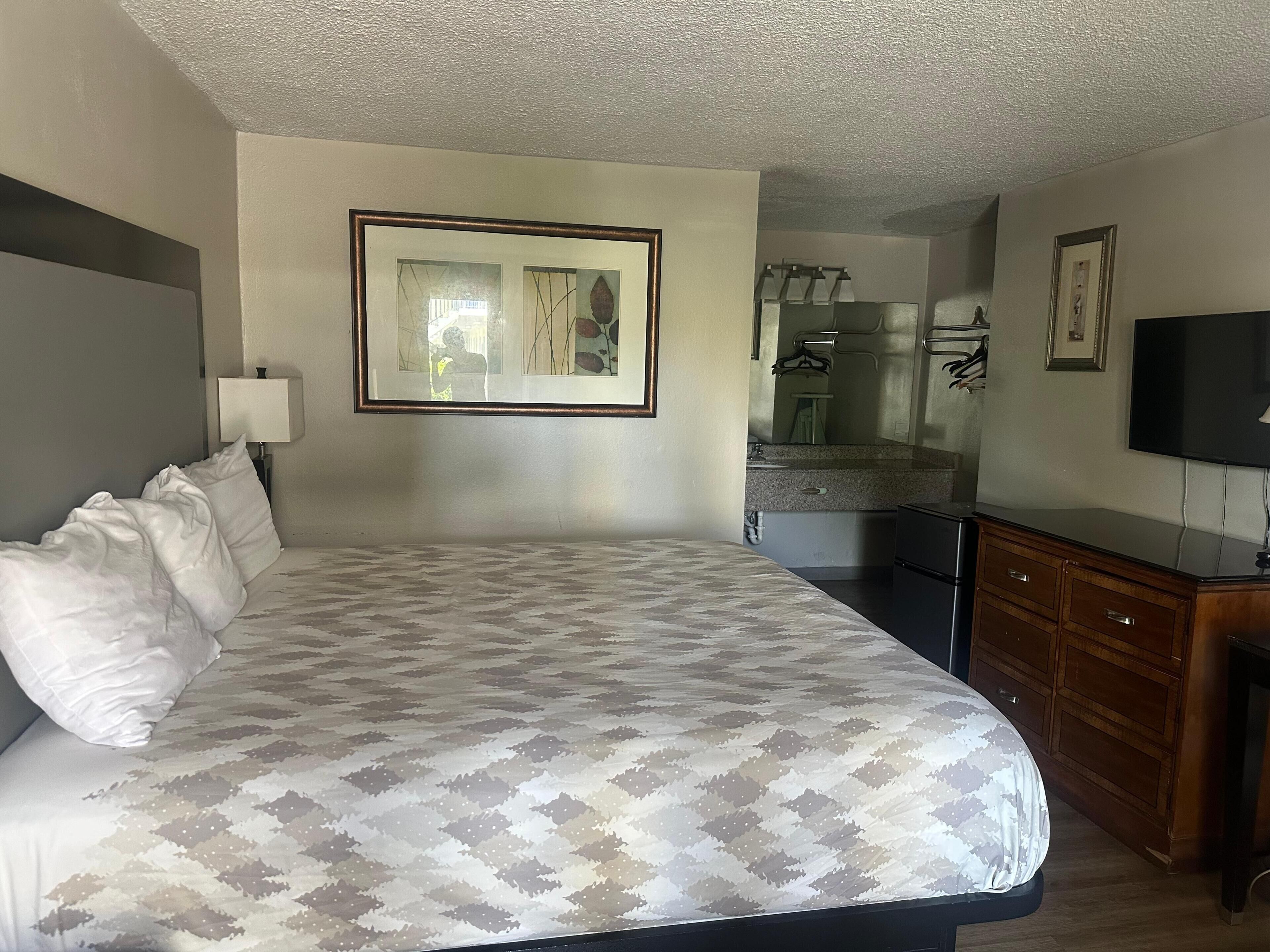 Premium King Bed, Accessible | Desk, laptop workspace, blackout drapes, soundproofing