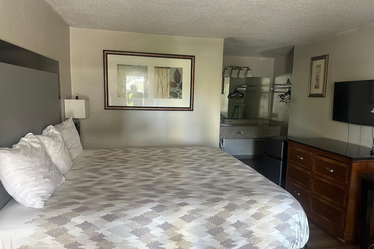 Premium King Bed, Accessible | Desk, laptop workspace, blackout drapes, soundproofing