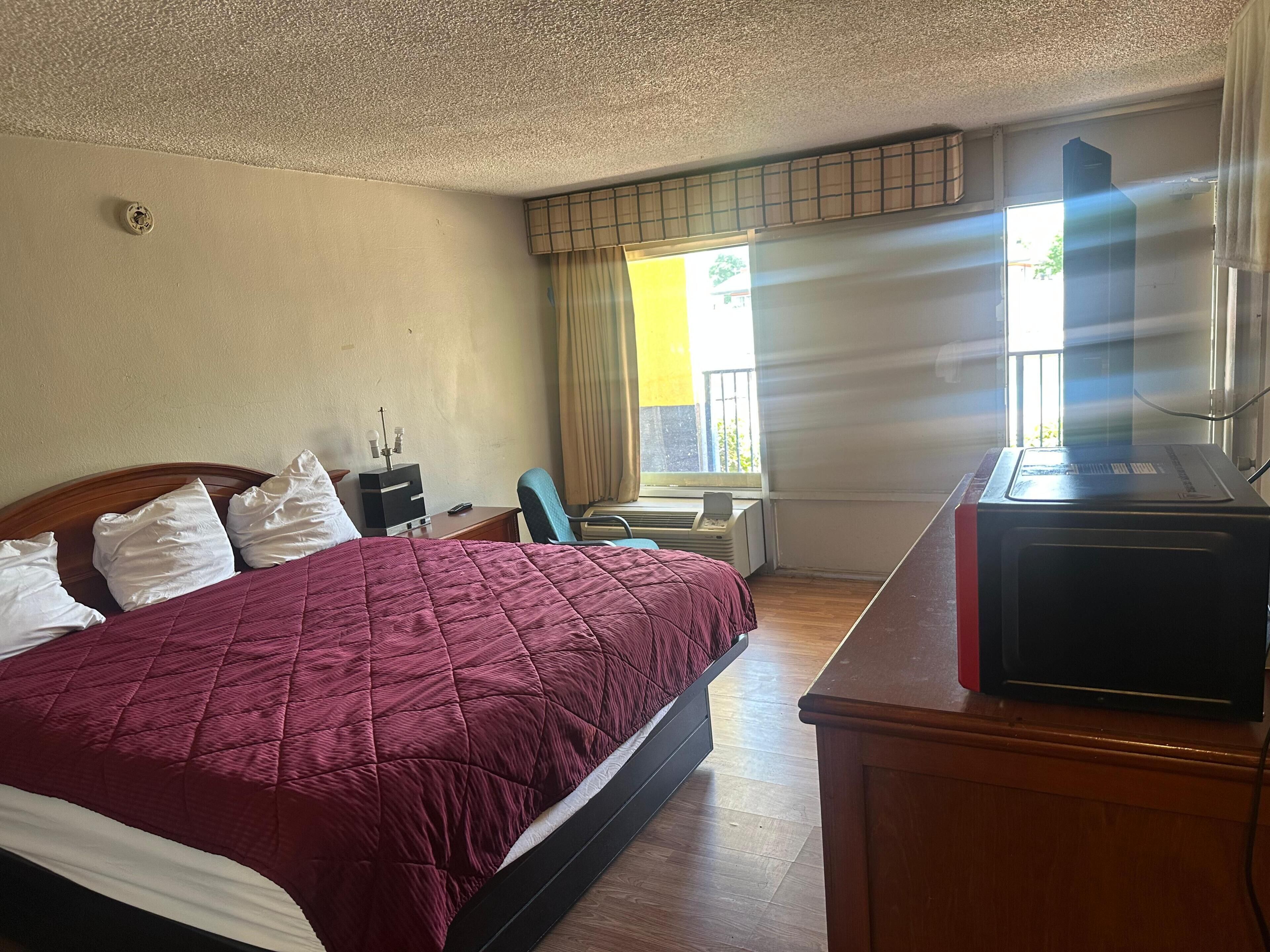 Deluxe Room, 1 King Bed, Non Smoking | Desk, laptop workspace, blackout drapes, soundproofing