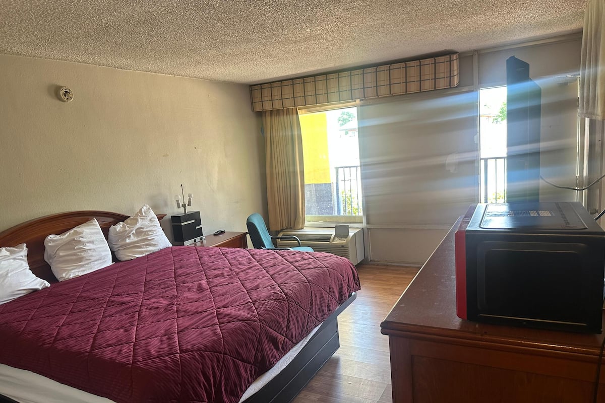 Deluxe Room, 1 King Bed, Non Smoking | Desk, laptop workspace, blackout drapes, soundproofing