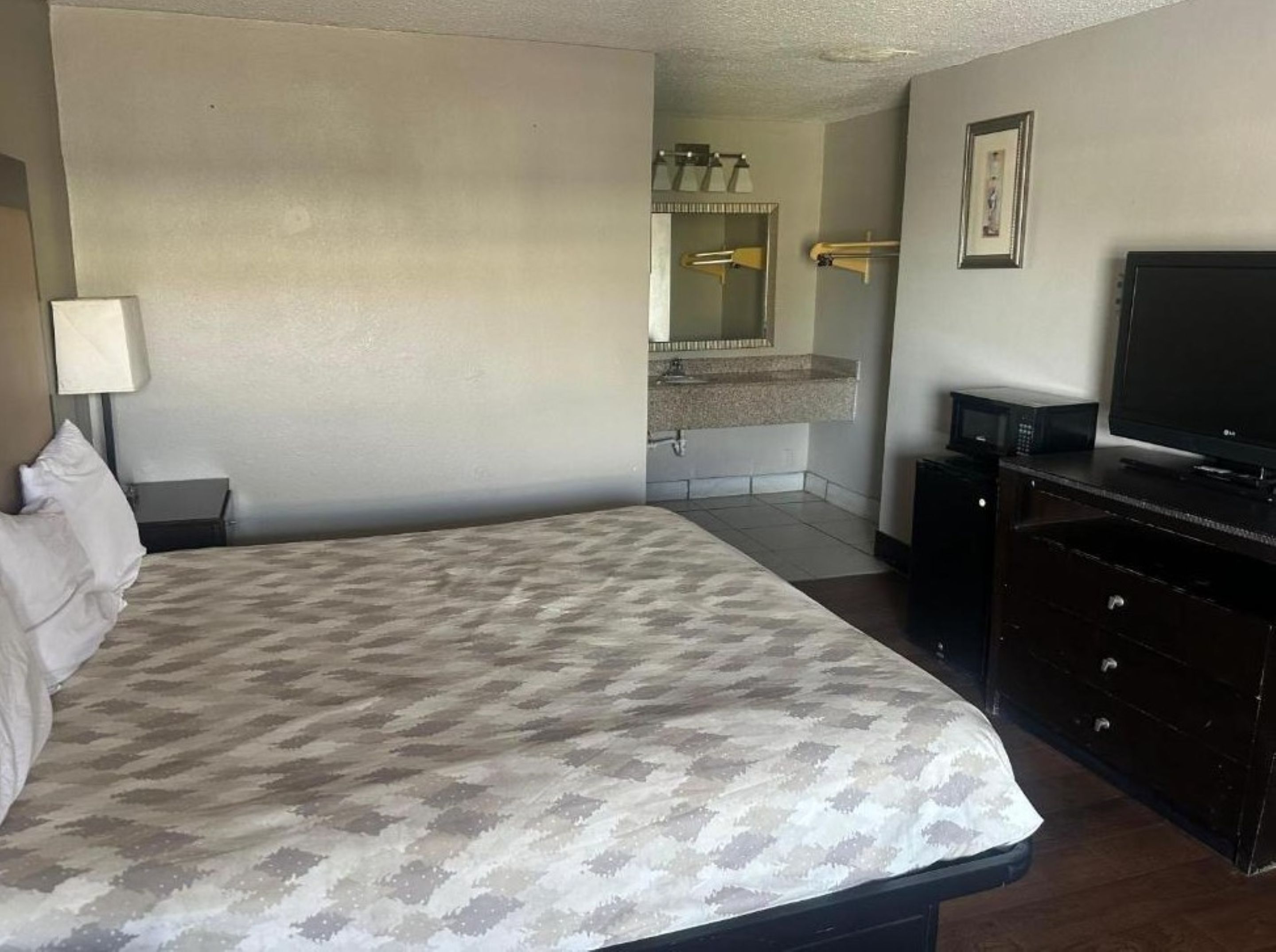 Room, 1 King Bed, Smoking | Desk, laptop workspace, blackout drapes, soundproofing