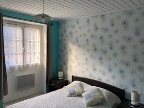 1 chambre, fer et planche à repasser, literie fournie