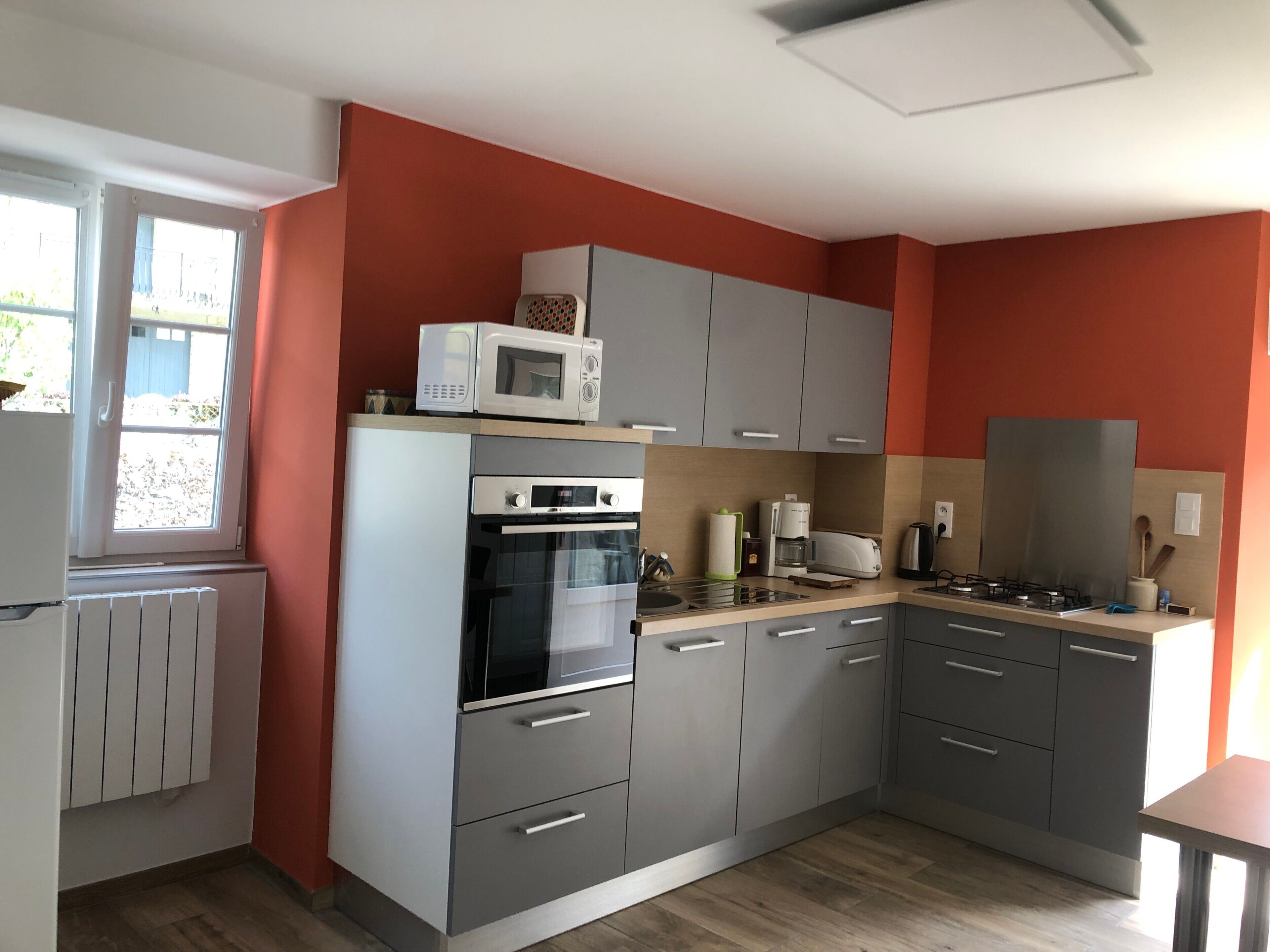 Køleskab, mikrobølgeovn, ovn, kogeplade