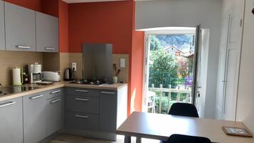 Køleskab, mikrobølgeovn, ovn, kogeplade