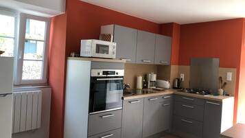 Een koelkast, een magnetron, een oven, een kookplaat