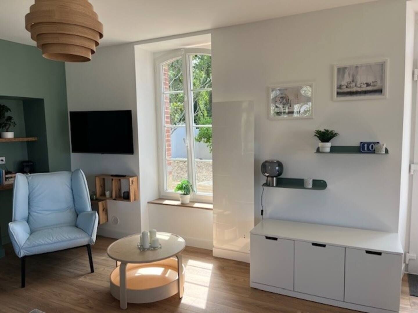 Salon lumineux avec TV et vue jardin à Plouharnel, Morbihan, Bretagne