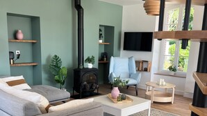 Un salon moderne avec un canapé, une table basse et une cheminée.
