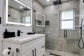 Douche, serviettes fournies, savon, papier de toilette