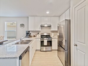 Microondas, horno, placa de cocina, lavavajillas