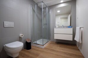Shower, hair dryer, bidet, towels - Storyteller's Retreat. Design and comfort in the historic center of Ponta Delgada! (Ponta Delgada)