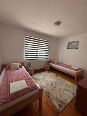 2 chambres, fer et planche à repasser, Wi-Fi, draps fournis