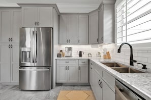 Microondas, horno, placa de cocina, lavavajillas