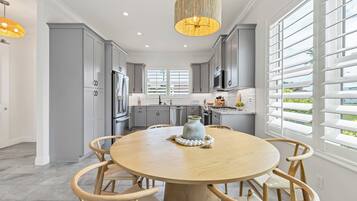 Microondas, horno, placa de cocina, lavavajillas