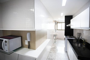 Apartamento sênior | Cozinha privada | Geladeira grande, micro-ondas, fogão