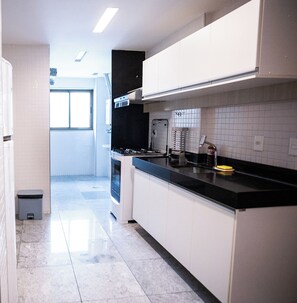 Executive Apartment | Private kitchen | Full-size fridge, microwave, oven, cookware/dishes/utensils - FLAT NOBILE RESIDENCES MARIA FRAZÃO (Recife)